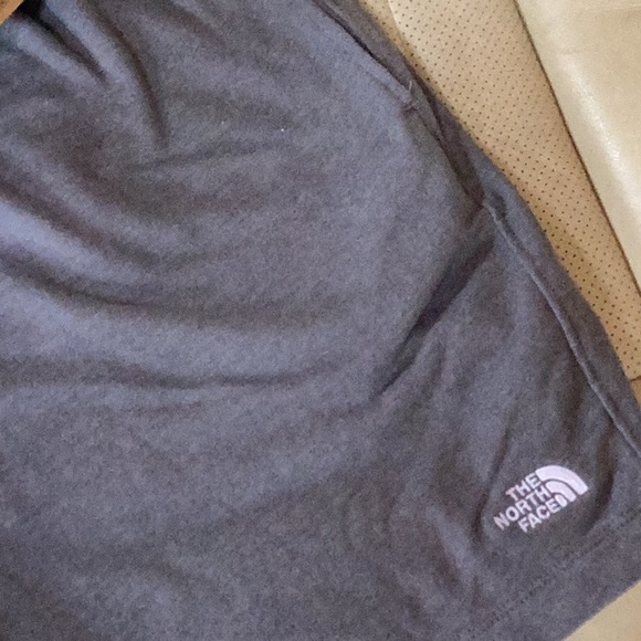 NWT Northface men’s grey sweat shorts XL - Picture 3 of 6